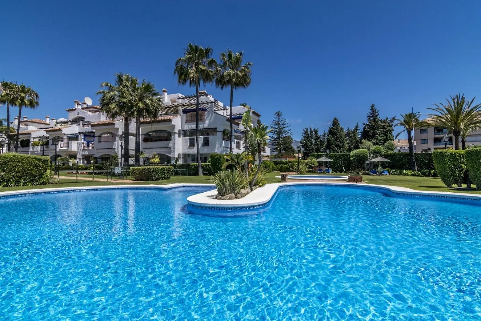 Beachfront Apartment With Parking San Pedro Alcantara Playa 5 Min Puerto Banus